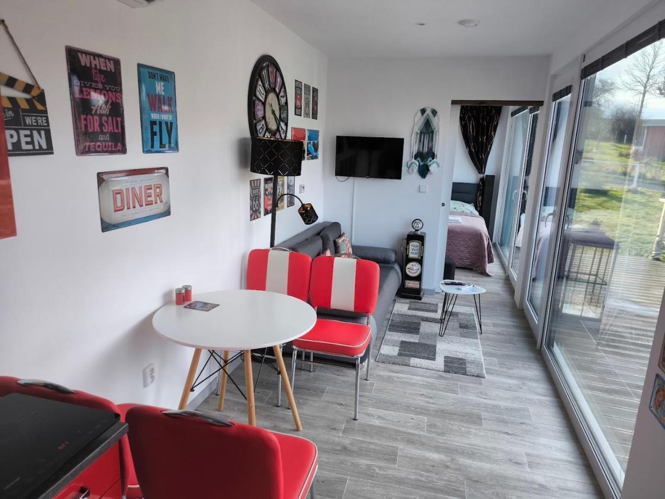 Ranch 66 - Moderni Tiny House Black Swallow Ve Stylu Route 66 Se Saunou A Bazenem Tršice Exterior foto